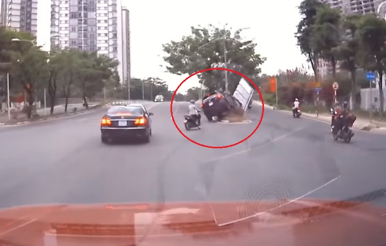 Chiếc ô tô Mazda CX-5 tông vào dải phân cách, húc đổ biển báo Chiếc ô tô Mazda CX-5 tông vào dải phân cách, húc đổ biển báo