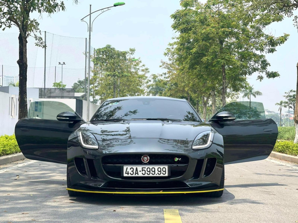 Nhan sắc của chiếc xe thể thao Jaguar F-Type R Coupe đầu ti&ecirc;n về Việt Nam
