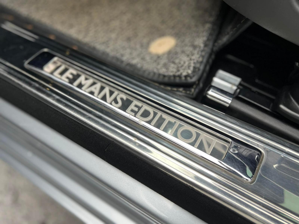 Logo Le Mans Edition xuất hiện tr&ecirc;n tựa đầu ghế ngồi v&agrave; bậc cửa