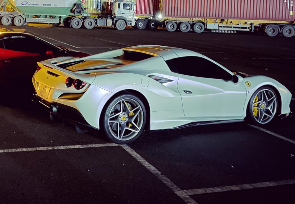 Doanh nhân Lâm Đồng âm thầm tậu siêu xe mui trần Ferrari F8 Spider, bộ áo là điểm thu hút chính