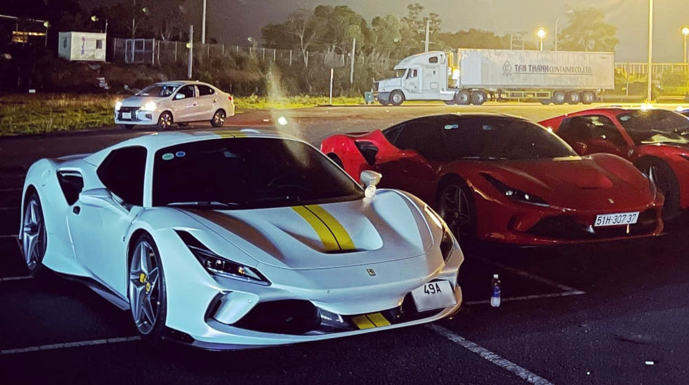 Chiếc xe Ferrari F8 Spider màu trắng này đỗ cạnh Ferrari F8 Tributo của Cường Đô-la vào tối qua