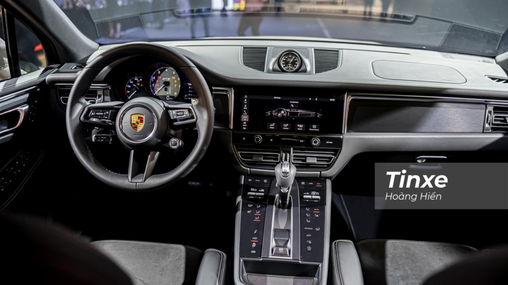 Ở bên trong Porsche Macan 2022 là cụm điều khiển trung tâm mới được thiết kế hoàn toàn bằng cảm ứng