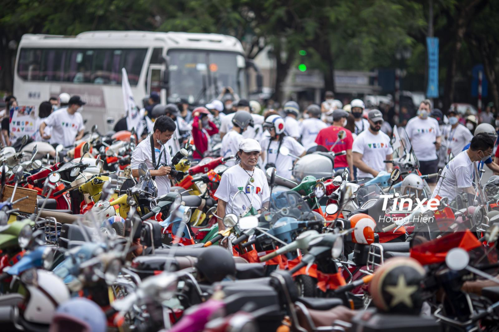 Hơn 500 xe Vespa đ&atilde; tập trung tại H&agrave; Nội để tham gia Vespa Day 2022.