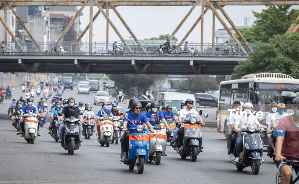 Vespa Day 2022 quy tụ được rất nhiều mẫu xe Vespa bao gồm cả xe cổ v&agrave; xe đời mới.