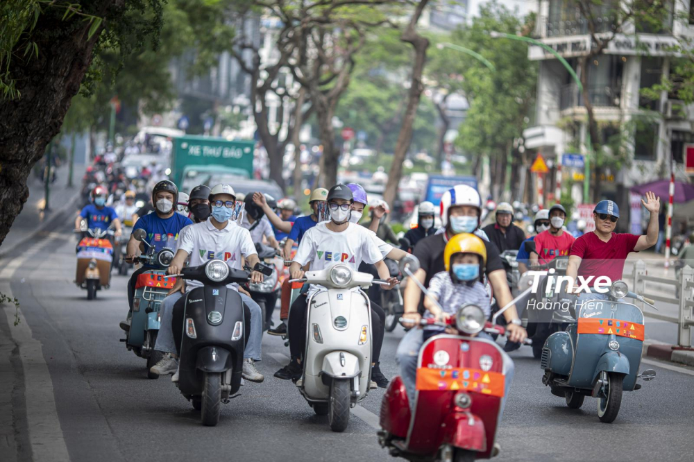 C&aacute;c tuyến phố H&agrave; Nội rợp b&oacute;ng Vespa.