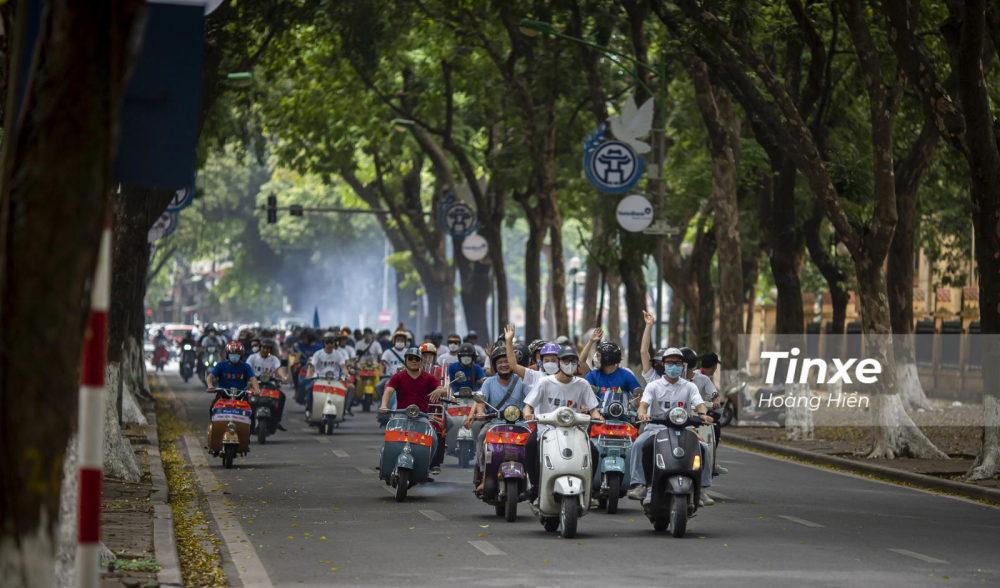 Đo&agrave;n xe Vespa k&eacute;o d&agrave;i diễu h&agrave;nh qua nhiều tuyến phố của H&agrave; Nội.