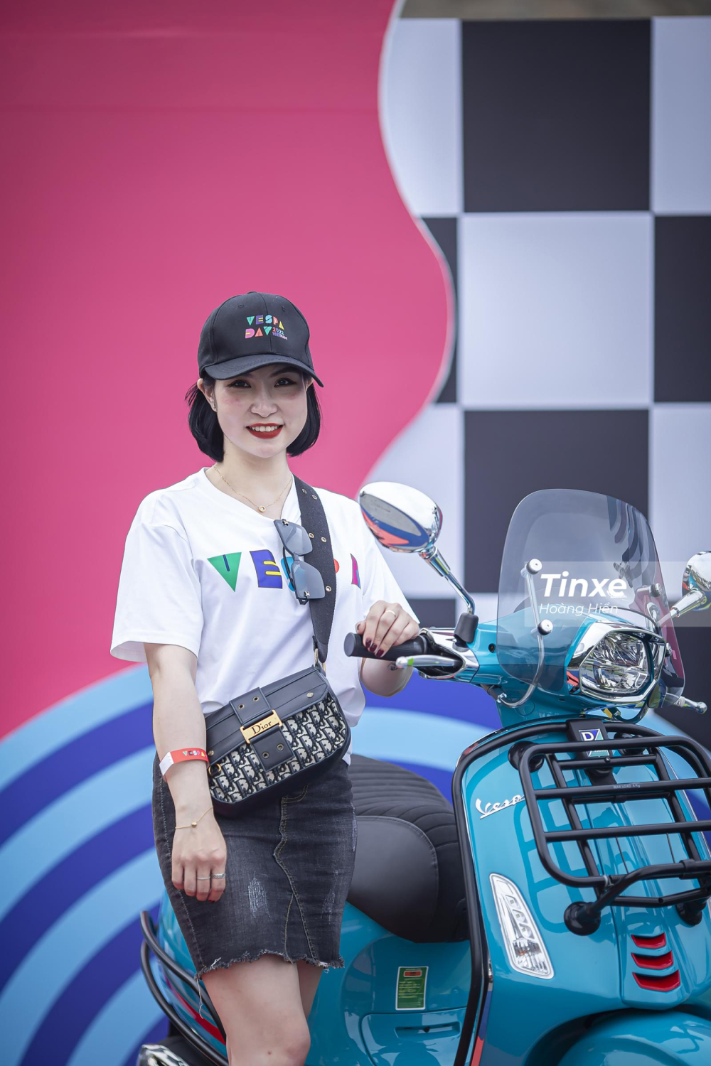 Một nữ Vespista b&ecirc;n cạnh chiếc Vespa Sprint.