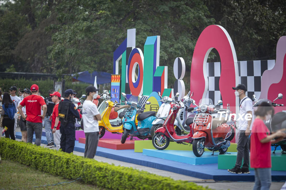 Những mẫu xe Vespa qua c&aacute;c thời kỳ đều được trưng b&agrave;y tại Vespa Day 2022.