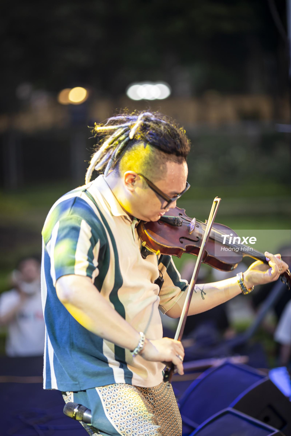 C&ugrave;ng với tiếng Violon của violinist FATB.
