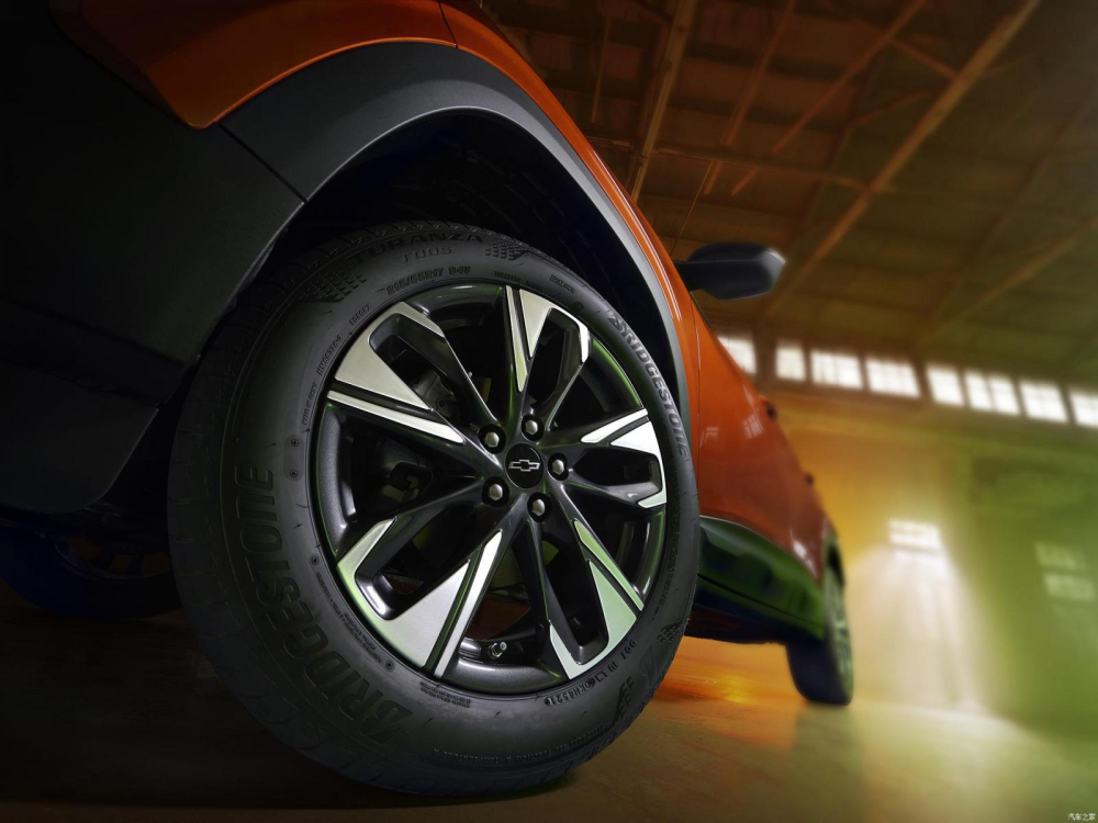 V&agrave;nh la-zăng 17 inch thể thao của Chevrolet Tracker RS 2022