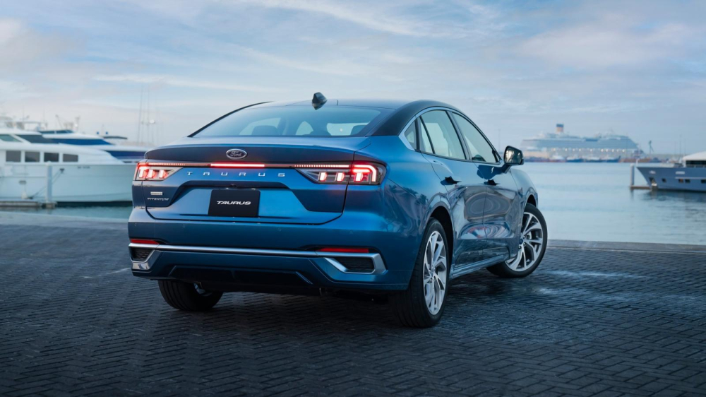 Ford Taurus 2022 nhìn từ phía sau Ford Taurus 2022 nhìn từ phía sau
