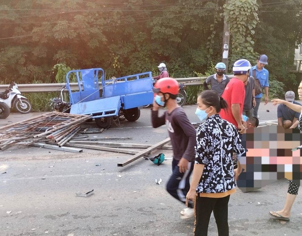 Người đ&agrave;n &ocirc;ng điều khiển xe ba g&aacute;c bị thương nặng ở ch&acirc;n