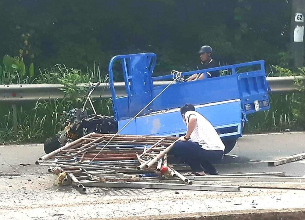 C&aacute;c thanh sắt v&agrave; gi&agrave;n gi&aacute;o thi c&ocirc;ng đổ xuống mặt đường