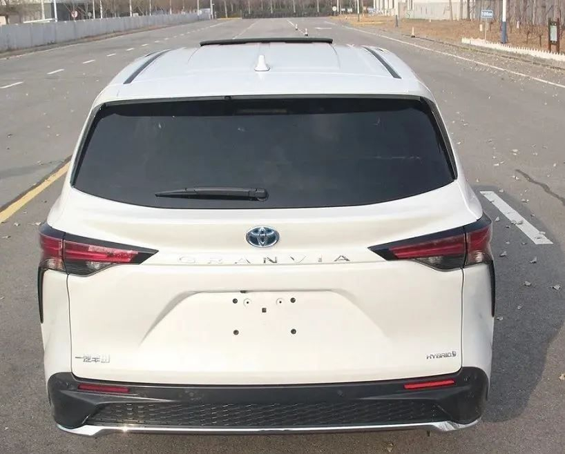 Toyota Granvia 2022 nhìn từ phía sau