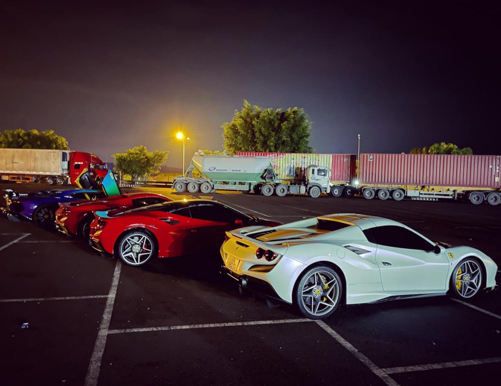 3 chiếc si&ecirc;u xe Ferrari F8 đỗ cạnh nhau, xe ch&iacute;nh giữa l&agrave; F8 Tributo 