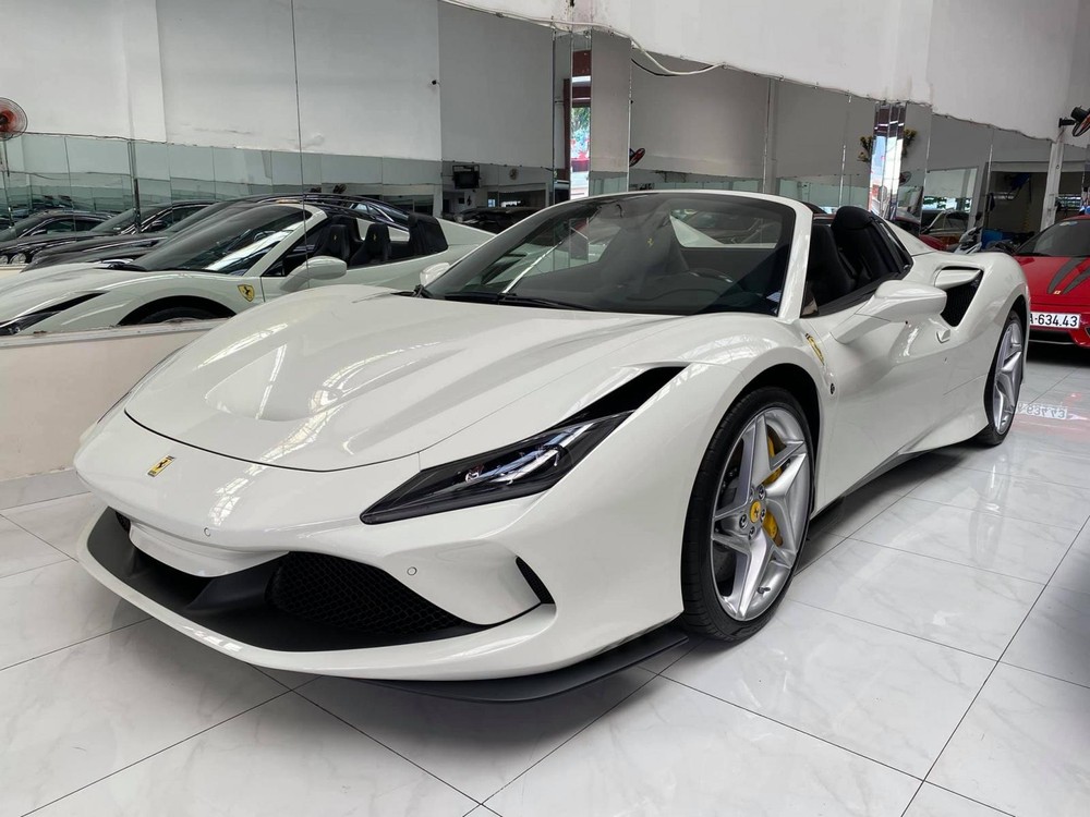 Cận cảnh chiếc xe Ferrari F8 Spider m&agrave;u trắng đang t&igrave;m kh&aacute;ch
