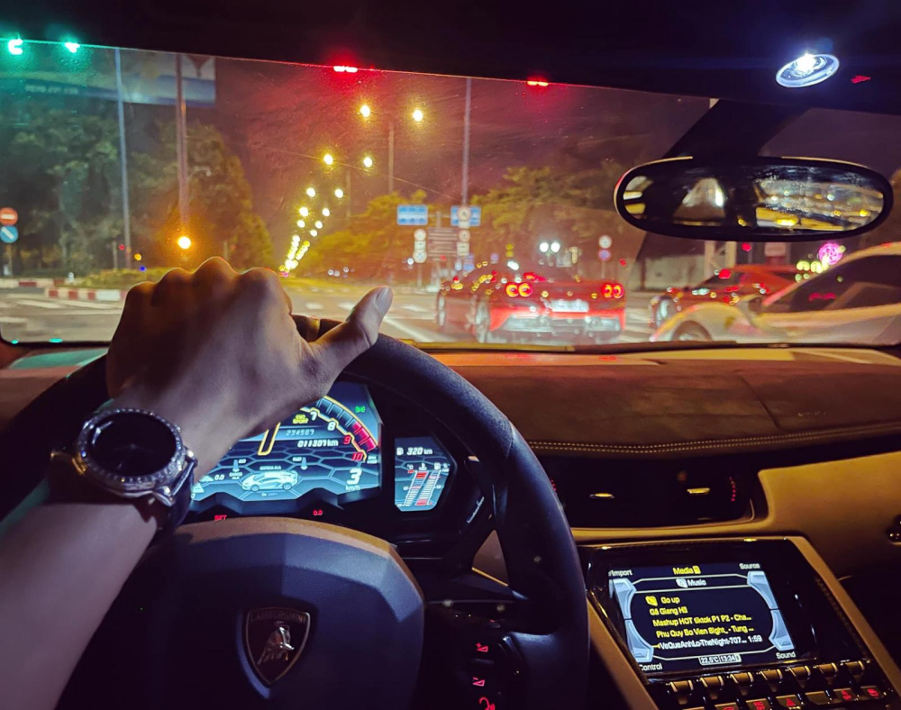 3 chiếc si&ecirc;u xe Ferrari F8 tr&ecirc;n đường, ảnh được chụp từ khoang l&aacute;i xe giới hạn Lamborghini Aventador SVJ 