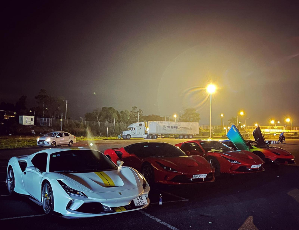 D&agrave;n si&ecirc;u xe đ&igrave;nh đ&aacute;m của Cường Đ&ocirc;-la c&ugrave;ng c&aacute;c đại gia S&agrave;i th&agrave;nh trải nghiệm tr&ecirc;n cao tốc v&agrave;o đ&ecirc;m tối