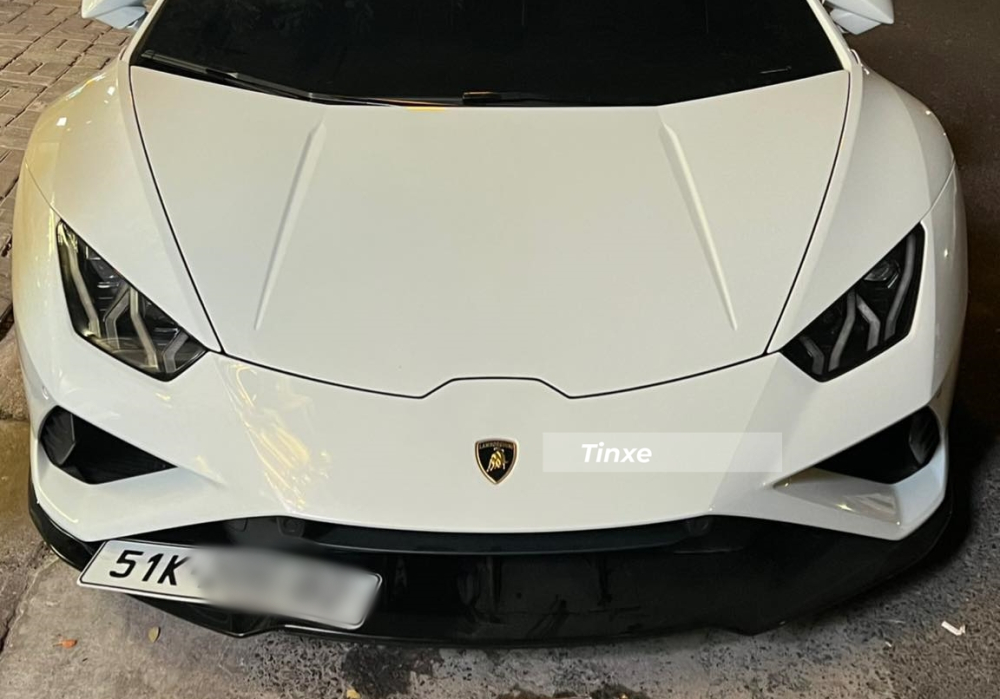 Phần mặt tiền của xe Lamborghini Huracan EVO RWD khác với bản dẫn động 4 bánh Phần mặt tiền của xe Lamborghini Huracan EVO RWD khác với bản dẫn động 4 bánh