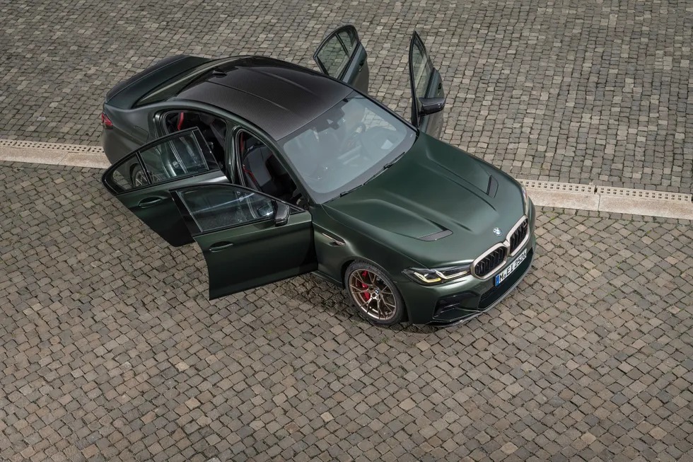 Chiếc xe BMW M5 CS 2022 nhìn từ trên cao