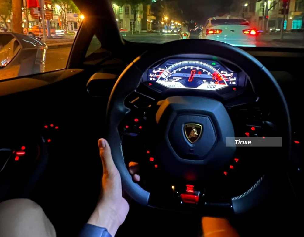 Sau vô lăng siêu xe Lamborghini Huracan EVO dẫn động cầu sau Sau vô lăng siêu xe Lamborghini Huracan EVO dẫn động cầu sau