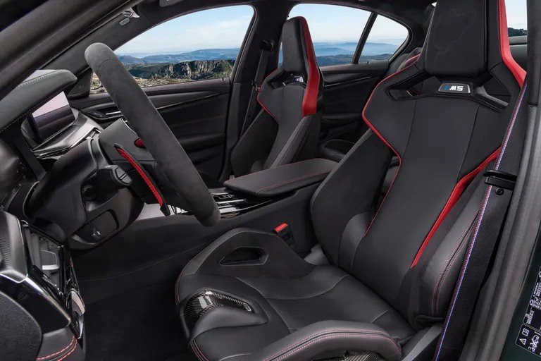 Ghế ngồi của khoang lái xe BMW M5 Competition Sport 2022
