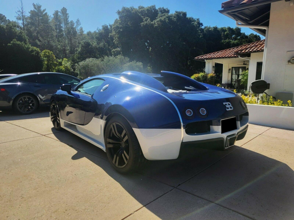 Ph&iacute;a sau của chiếc Bugatti Veyron nh&aacute;i bằng Pontiac GTO 2004