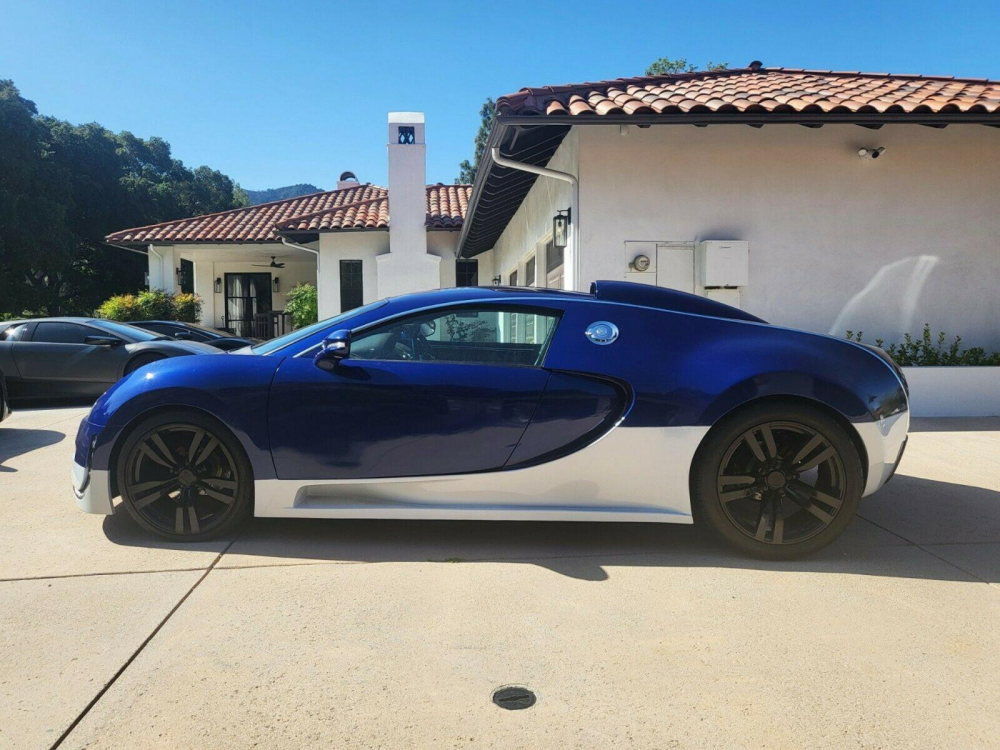 Ph&iacute;a b&ecirc;n của chiếc Bugatti Veyron nh&aacute;i bằng Pontiac GTO 2004