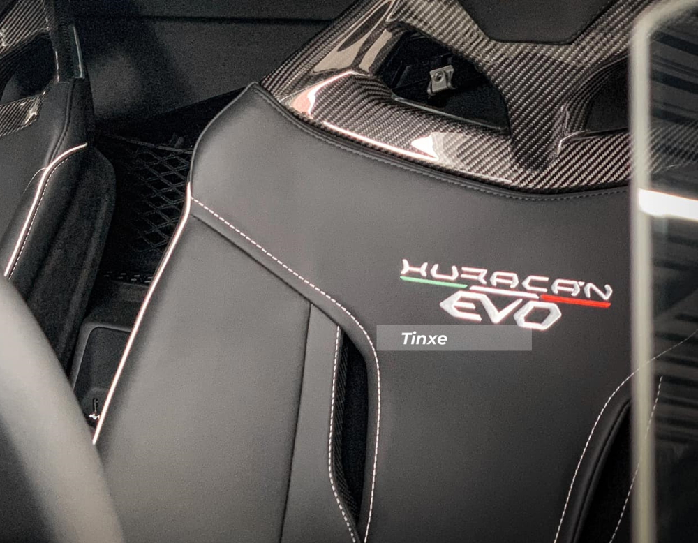 Logo Huracan EVO màu trắng cùng dải màu xanh lá cây, trắng và đỏ tượng trưng cho quê nhà của hãng xe Lamborghini Logo Huracan EVO màu trắng cùng dải màu xanh lá cây, trắng và đỏ tượng trưng cho quê nhà của hãng xe Lamborghini