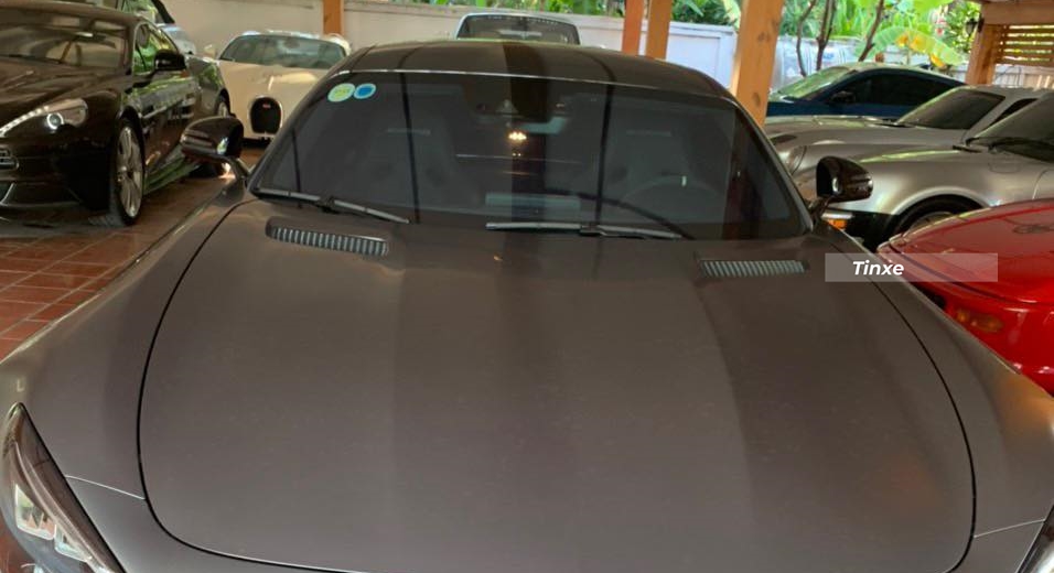 Đặng L&ecirc; Nguy&ecirc;n Vũ &acirc;m thầm tậu Ferrari F355 Spider gần 27 tuổi, xe m&agrave;u đỏ đỗ cạnh Porsche 930 Turbo m&agrave;u bạc