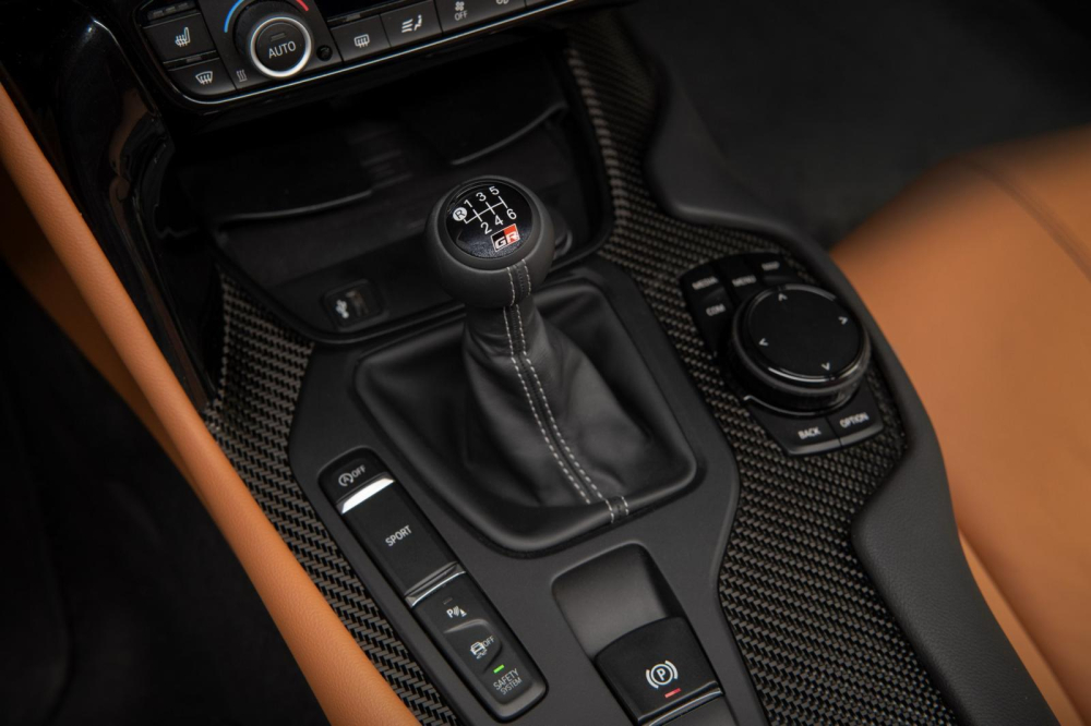 Cần số của Toyota GR Supra A91-MT Edition 2023 có logo GR Cần số của Toyota GR Supra A91-MT Edition 2023 có logo GR