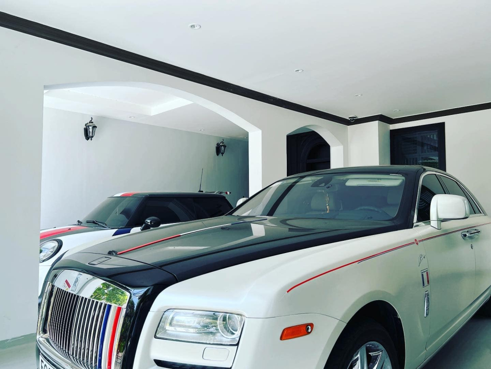 Rolls-Royce Ghost Series I và trong góc là Mini Copper S Rolls-Royce Ghost Series I và trong góc là Mini Copper S