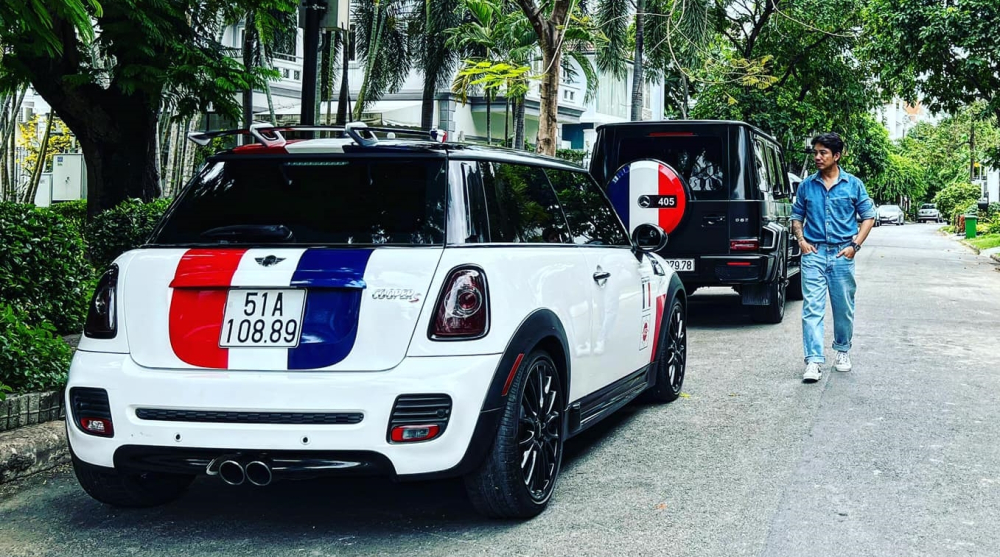 Minh Minh Nhựa cùng 2 chiếc xe trong bộ sưu tập của mình bao gồm Mercedes-AMG G63 và Mini Cooper S