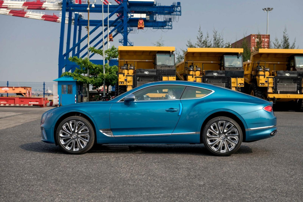 Bentley Continental GT V8 Mulliner có màu xanh Light Windsor Bentley Continental GT V8 Mulliner có màu xanh Light Windsor