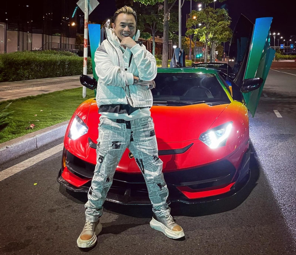 Binz tạo dáng cùng siêu xe Lamborghini Aventador SVJ màu cầu vồng và phía sau là McLaren 720S Spider