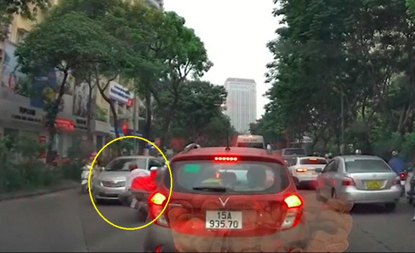Người phụ nữ phóng nhanh, phanh gấp khi đang vượt, dẫn đến tai nạn Người phụ nữ phóng nhanh, phanh gấp khi đang vượt, dẫn đến tai nạn