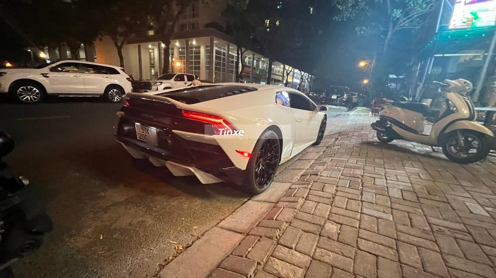 Xe còn được trang bị ống xả Lamborghini Huracan EVO RWD Xe còn được trang bị ống xả Lamborghini Huracan EVO RWD