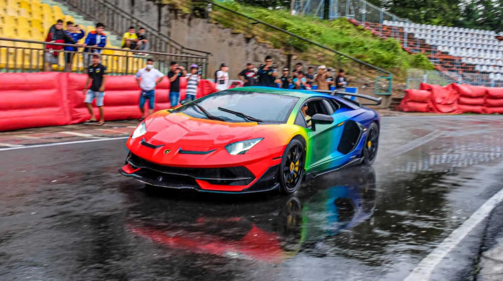 Hình ảnh chiếc xe Lamborghini Aventador SVJ Coupe màu cầu vồng tại sân vận động Cần Thơ vào chiều qua Hình ảnh chiếc xe Lamborghini Aventador SVJ Coupe màu cầu vồng tại sân vận động Cần Thơ vào chiều qua