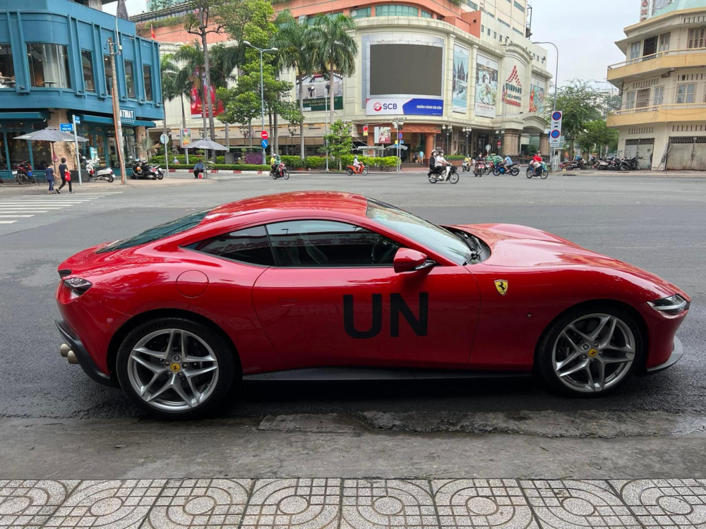 Tròn 1 năm về nước, siêu xe 4 chỗ ngồi Ferrari Roma này đã được ông Đặng Lê Nguyên Vũ tậu về làm bộ sưu tập