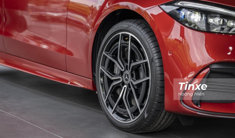 Mercedes-Benz C300 AMG First Edition được trang bị vành hợp kim 19 inch.
