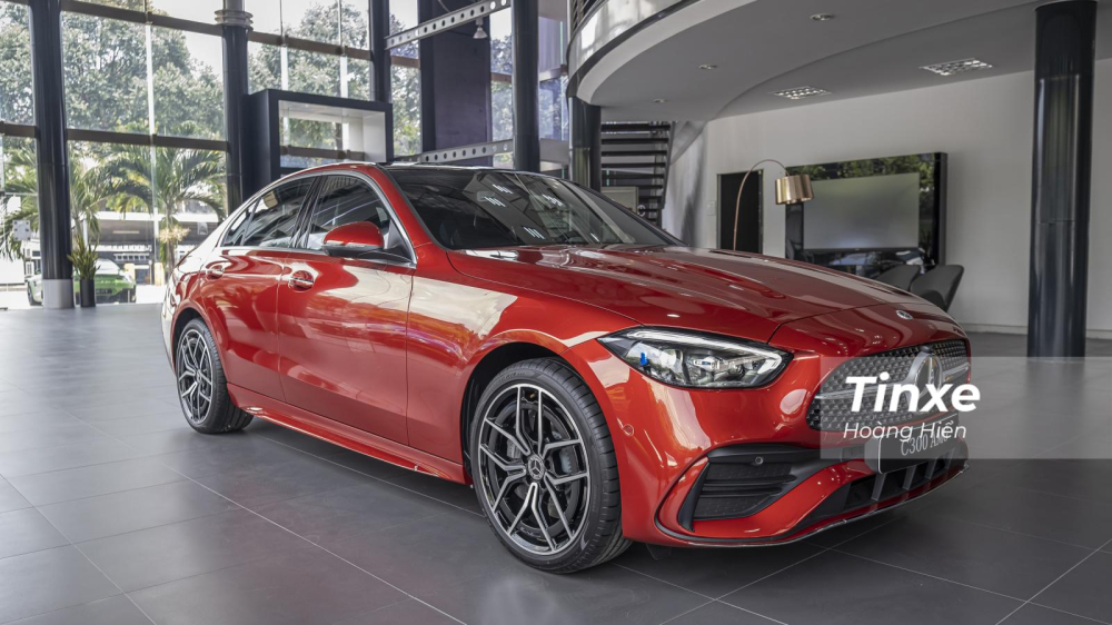 Mercedes-Benz C300 AMG First Edtion sở hữu thiết kế mới có phần mạnh mẽ hơn, thể thao hơn.