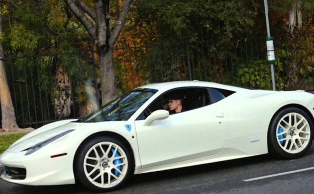Chiếc siêu xe Ferrari 458 Italia ban đầu được sơn màu trắng Chiếc siêu xe Ferrari 458 Italia ban đầu được sơn màu trắng