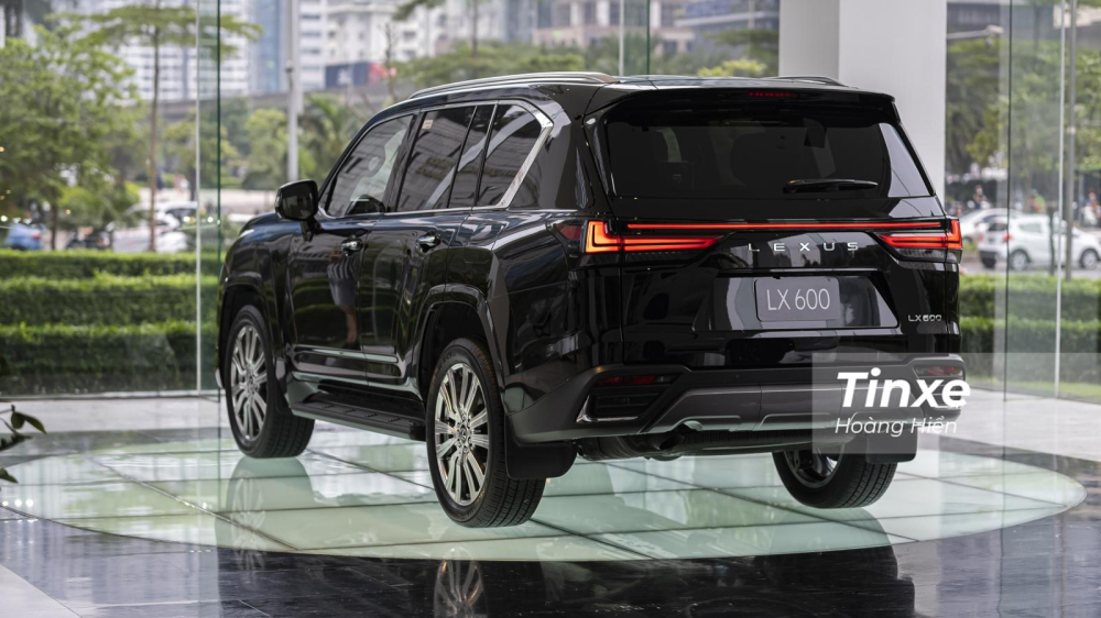 Phần đuôi xe Lexus LX600