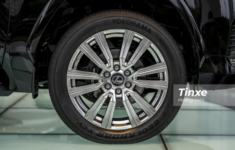 Vành hợp kim kích thước 22 inch với lớp mạ chrome bạc tạo điểm nhấn trên tổng thể thiết kế của xe.
