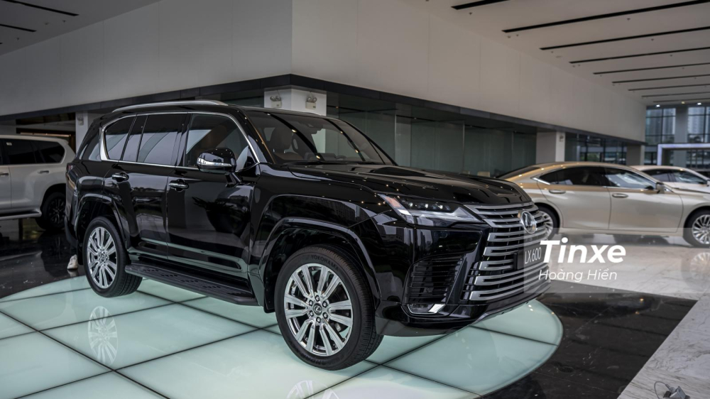Lexus LX600 được mệnh danh là xe của bố chủ tịch