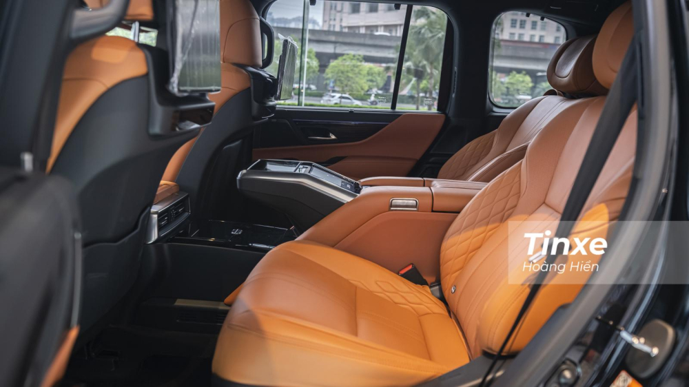 Hàng ghế thứ 2 trên Lexus LX600