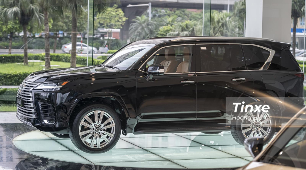 Lexus LX600 VIP có các số đo DxRxC