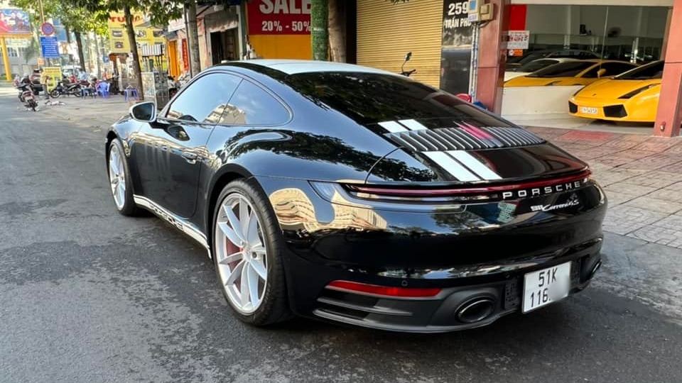 Xe được trang bị bộ m&acirc;m độ v&agrave; sọc m&agrave;u trắng tạo điểm nhấn