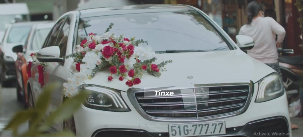 Chiếc xe sang Mercedes-Benz S-Class biển ngũ quý 7 được chọn làm xe hoa, theo sau là Mercedes-Benz C300 AMG biển nũ quý 1 và cuối cùng là Mercedes-Benz biển ngũ quý 6 Chiếc xe sang Mercedes-Benz S-Class biển ngũ quý 7 được chọn làm xe hoa, theo sau là Mercedes-Benz C300 AMG biển nũ quý 1 và cuối cùng là Mercedes-Benz biển ngũ quý 6