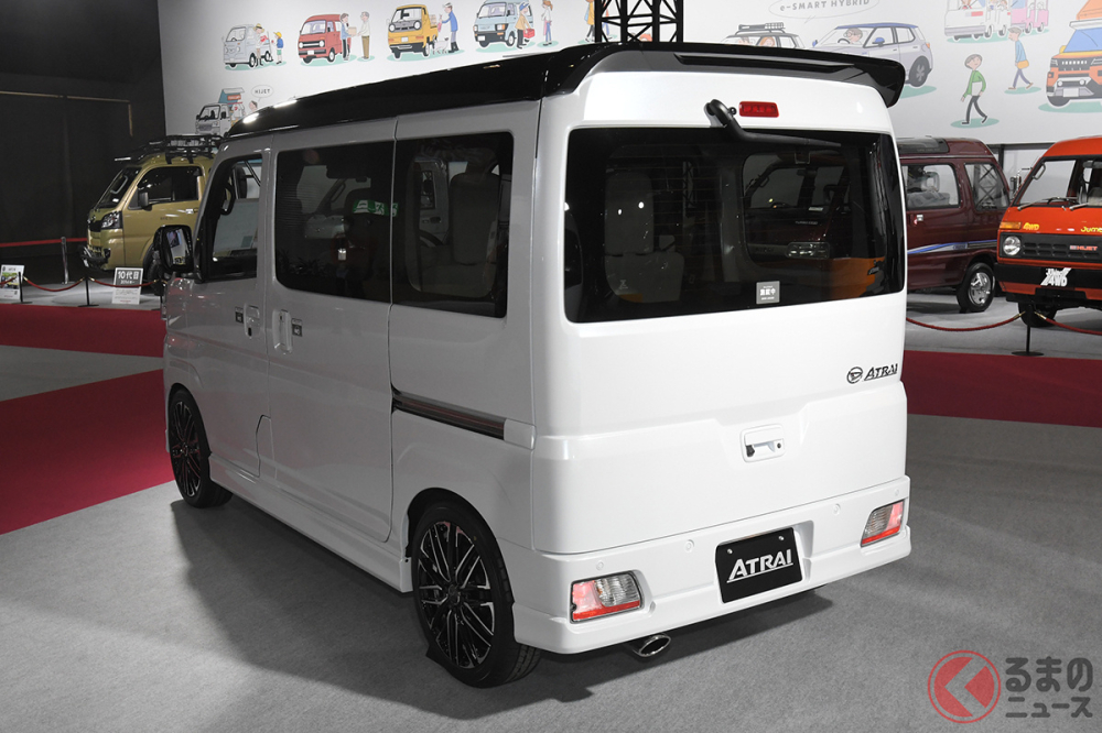 Daihatsu Atrai Premium Ver vẫn sở hữu thiết kế đặc trưng của xe kei car Nhật Bản với chiều cao nổi trội Daihatsu Atrai Premium Ver vẫn sở hữu thiết kế đặc trưng của xe kei car Nhật Bản với chiều cao nổi trội